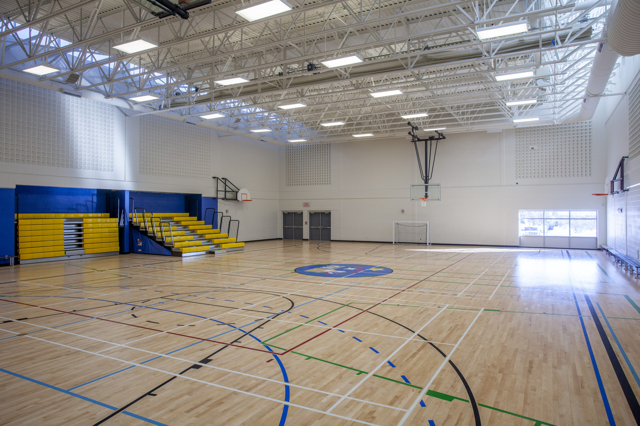 École St. Thérèse gymnasium with controlled daylight