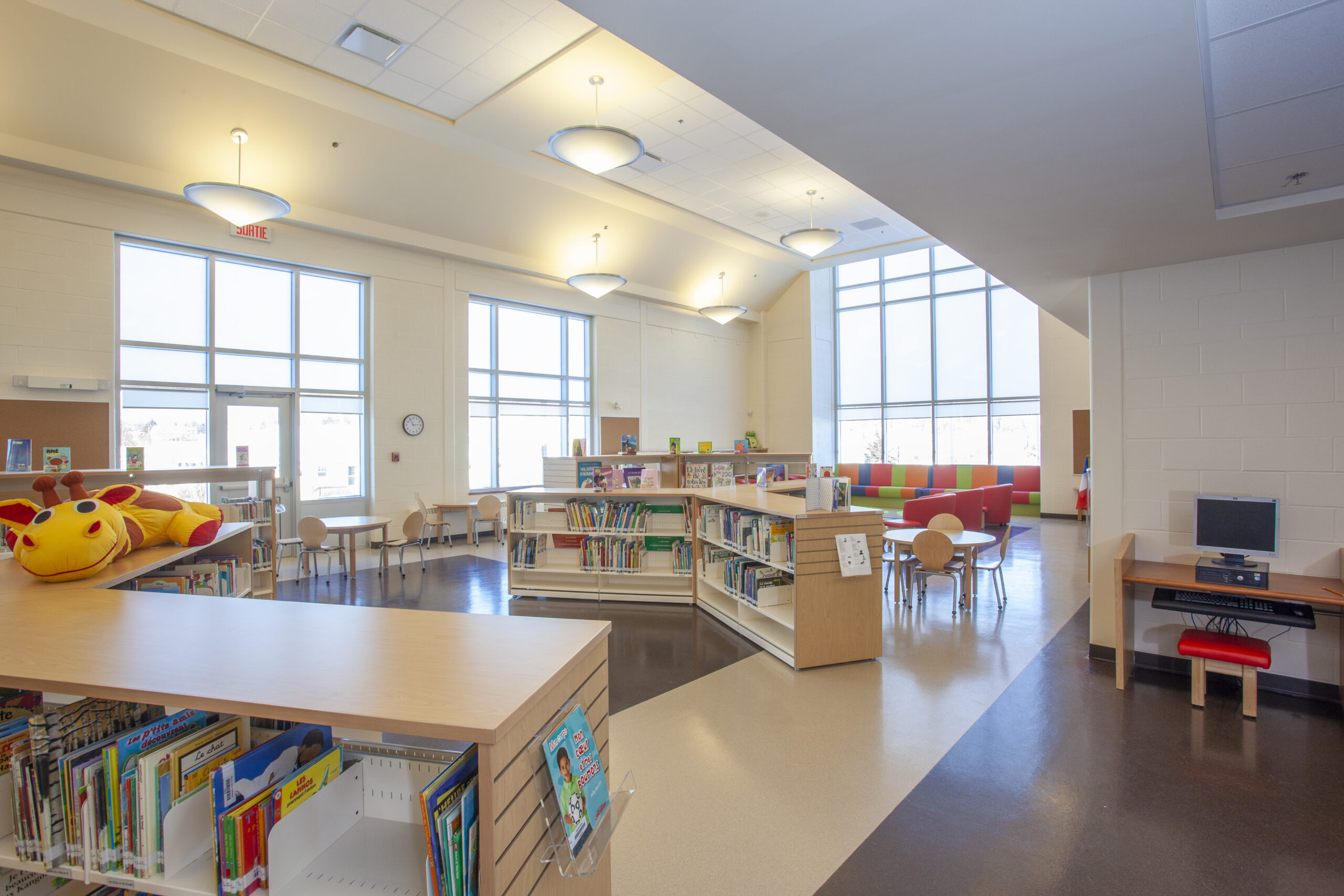 École St. Thérèse library interior